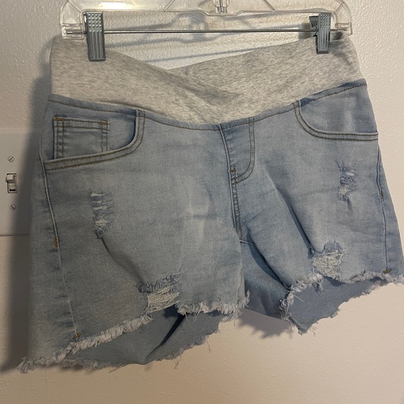 Light wash maternity denim shorts - Sz M - Picture 3 of 4